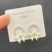 Load image into Gallery viewer, Green earrings
